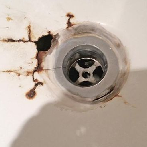 Si el desagüe de su bañera tiene fugas, puede deberse a juntas desgastadas o conexiones sueltas.