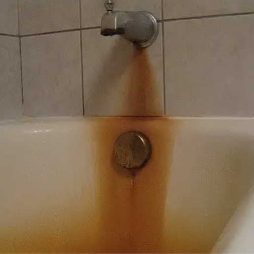 Con el tiempo, el polvo puede acumularse en la superficie de la bañera, lo que hace que luzca opaca y sucia. Le ayudaremos a recuperar la limpieza y el brillo de la bañera.